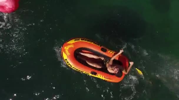 Tinédzser Fiúk Evezőkkel Úsznak Felfújható Hajókon Tengeren Drón Kiváló Minőségű — Stock videók