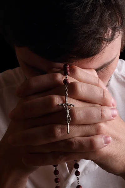 Крупним планом молодий чоловік молиться — стокове фото