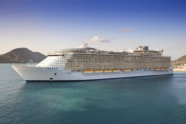 Cruise Ship departs from St. Maarten, Caribbean — Stock Photo, Image