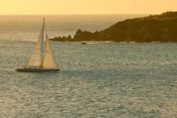 Segelbåt vid solnedgången på Karibiska havet — Stockfoto