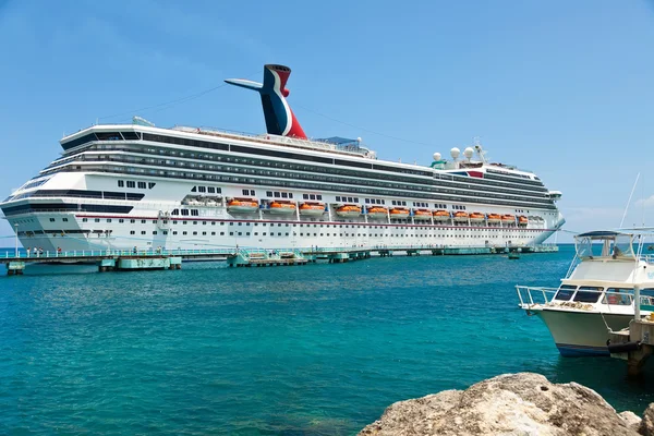 Cruiseschip in jamaice — Stockfoto