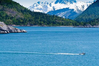 Alaska'da küçük balıkçı teknesi