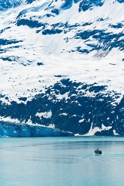 Barca da pesca nel Glacier Bay National Park, Alaska — Foto Stock