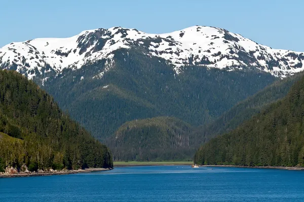 Inside passage längs bergskedjan Alaska — Stockfoto