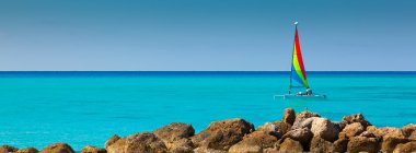 Karayipler üzerinde küçük yelkenli tekne