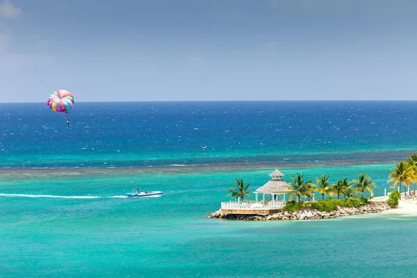 Parasailing i jamaica — Stockfoto