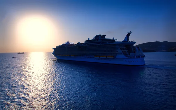 Kreuzfahrtschiff fährt in den Sonnenuntergang — Stockfoto