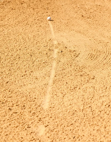 Pallina da golf in trappola di sabbia — Foto Stock