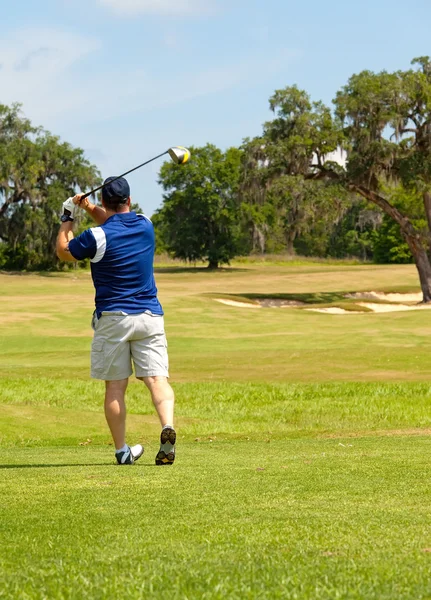 Golfeur avec un bon tir de Tee — Photo