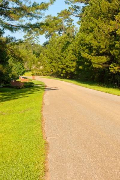 Landweg in landelijke gemeenschap — Stockfoto