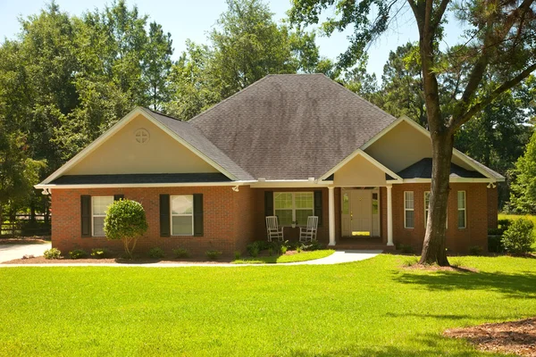 Koloniale bakstenen huis — Stockfoto