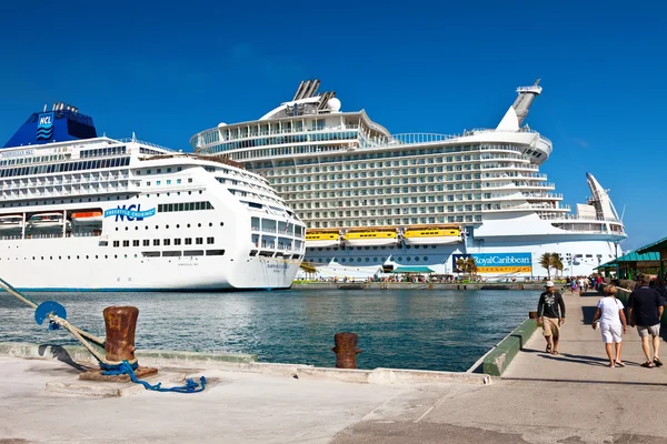 Kreuzfahrtschiffe in Nassau, Bahamas — Stockfoto