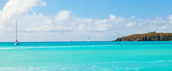 Zeilboot op het Caribisch gebied — Stockfoto