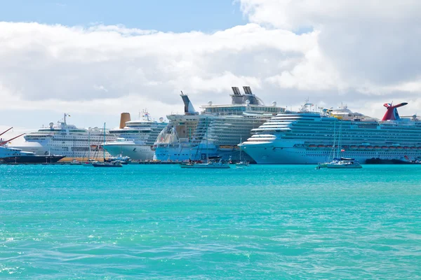 Livlig hamnstad i St maarten — Stockfoto