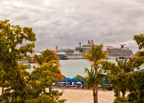 Navios de cruzeiro em St. Maarten — Fotografia de Stock