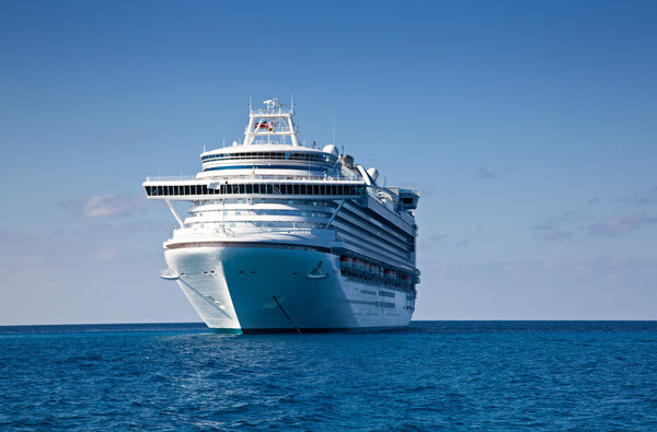 Круизное судно на якоре в Карибском море
