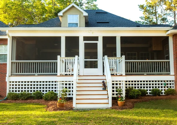 Skärmad backyard deck — Stockfoto