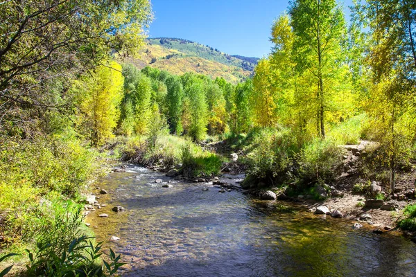 科罗拉多农村五彩斑斓的风景 溪流和山脉 — 图库照片