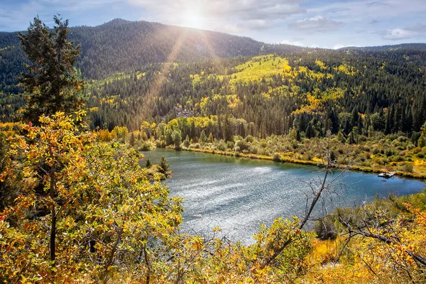 科罗拉多州五彩缤纷的秋天 阳光照射在湖面上 — 图库照片