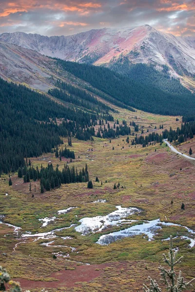 Väg Som Leder Till Independence Pass Colorado Med Majestätisk Bergskedja — Stockfoto