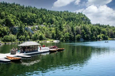New Paltz, New York - 11 Temmuz 2015: Mohonk Gölü 'nde tekne kiralamak için Boat Rıhtımı' ndaki Mohonk Mountain House 'un Konukları.