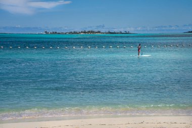 Nassau, Bahamalar - 1 Mart 2018: Bahamalar 'daki Karayipler Denizi' nde raket sörfü yapan adam.
