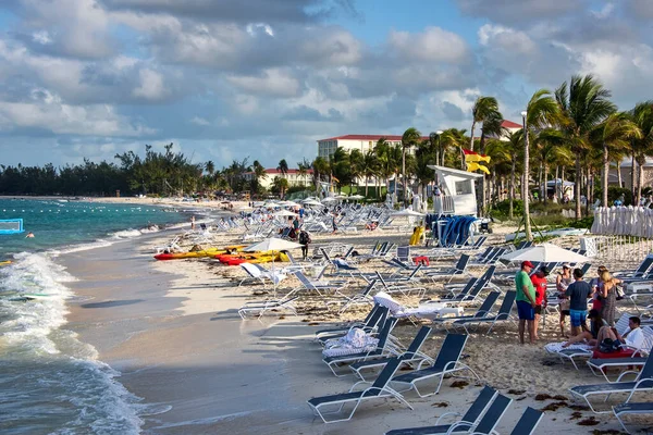 바하마 2018 바하마의 카리브해의해 변에서 관광객 손님들 휴식을 취하다 — 스톡 사진