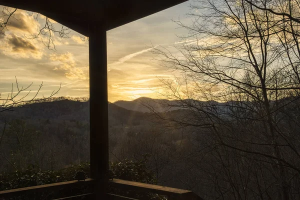 ノースカロライナ州西部のブルーリッジ山脈の上に沈む太陽 — ストック写真