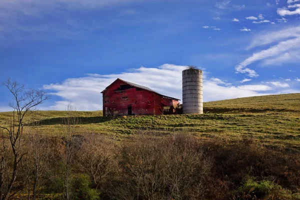 Old Barn Hill Streaking Clouds Blue Skies — Stok fotoğraf