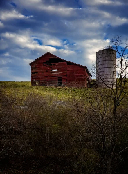 青空が広がる丘の上の古い納屋 — ストック写真