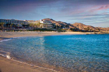 Cabo San Lucas, Meksika - 10 Şubat 2011: Konuklar Meksika 'da Cortez ve Cabo sahillerinde lüks bir tatil yeri ve spa' nın tadını çıkarıyorlar.