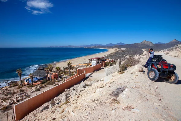 Cabo San Lucas Mexiko Februar 2011 Tourist Betrachtet Das Meer — Stockfoto