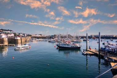 Aziz Peter Limanı, Guernsey - 6 Ağustos 2018: Saint Peter Limanı Guernsey 'in başkenti ve ana limanıdır. Ayrıca Avrupa 'nın en güzel liman kasabalarından biri olarak kabul edilir..