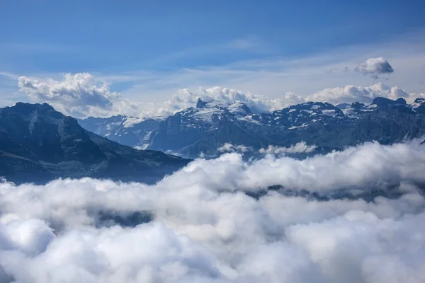 Luchtfoto Van Zwitserse Alpen Boven Wolken — Stockfoto