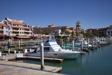 Cabo San Lucas, Meksika - 11 Şubat 2011 Puerto Paraiso Alışveriş Merkezi ve Marina. Alışveriş merkezi, Güney Baja California yarımadasının en zengin eğlence merkezidir..