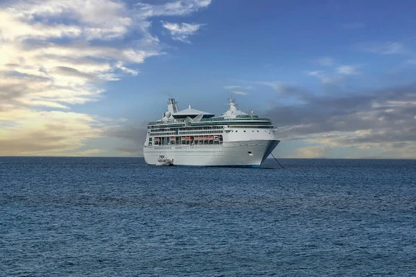 Cruise Ship Anchored Caribbean Sea End Day — 스톡 사진