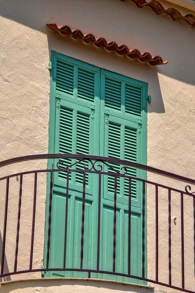 Porta Obturador Verde Europeu Com Estuque Bronzeado Uma Varanda Ferro — Fotografia de Stock