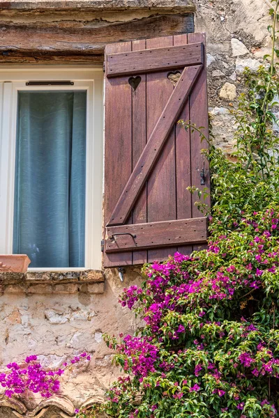 古老的木制百叶窗与欧洲风格的外墙相映成趣 花朵盛开 — 图库照片