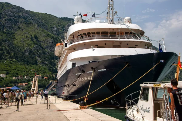 Kotor Montenegro Junio 2016 Barco Lujo Island Sky Anclado Puerto — Foto de Stock