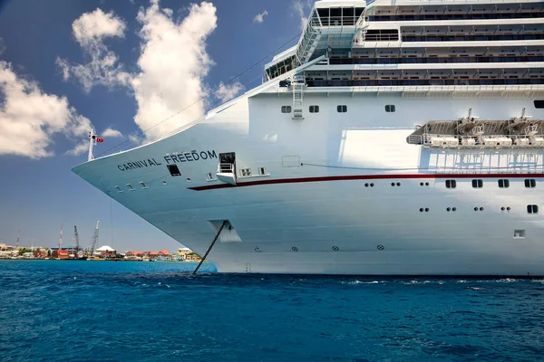 Grand Cayman Kaaimaneilanden Juli 2011 Het Carnaval Cruiseschip Vrijheid Van — Stockfoto