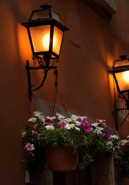 Outdoor Lanterns Venice Dimly Lit Flowering Basket Petunias — 图库照片