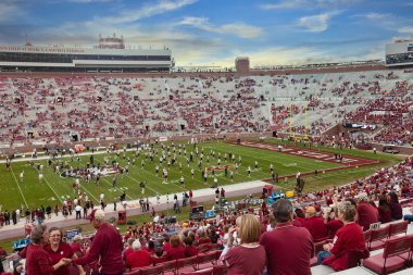 Tallahassee, Florida - 16 Kasım 2013: FSU Seminoles ile Florida Eyalet Üniversitesi 'nin futbol maçını izlemek için Doak Campbell Stadyumu' nda toplanan taraftarlar.