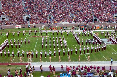 Tallahassee, Florida - 16 Kasım 2013: Florida State University Marching Chief 'in grubu Doak Campbell Stadyumu' ndaki bir futbol maçının devre arasında sahaya çıktı.