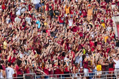 Tallahassee, Florida - 27 Ekim 2012: Florida Eyalet Üniversitesi taraftarları Florida Eyalet Seminole takımı için düzenlenen futbol maçında tezahürat yapıyorlar.