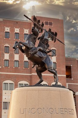 Tallahassee, Florida - 27 Ekim 2012 Florida Eyalet Üniversitesi maskotu Şef Osceola 'nın heykeli