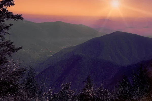 ノースカロライナ州西部のブルーリッジとスモーキーな山々に沈む夕日 — ストック写真