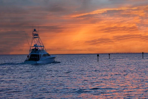 Grande Troller Pesca Saindo Pôr Sol Golfo México Destin Localizado — Fotografia de Stock
