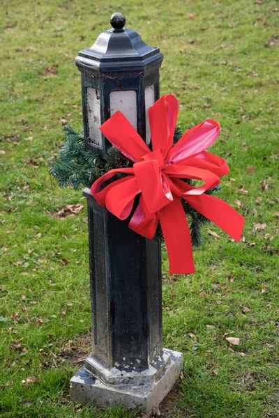 Sidewalk Light Post Decorated Christmas Red Bow Garland — Stock Photo, Image