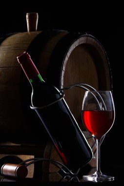 kırmızı şarap ve namlu ve cam şişe