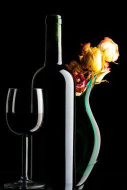 vazo ile şarap şişesi